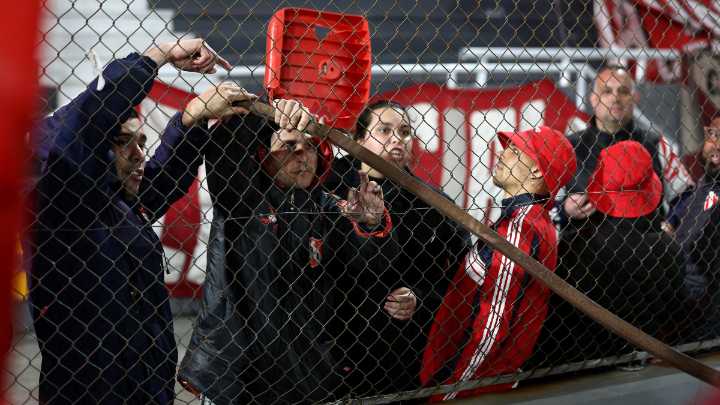Gobiernos de Chile y Argentina evalúan responsabilidades tras violenta pelea en partido de fútbol