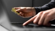 "Su negocio es el miedo": miles de afectados reclaman contra la estafa de una empresa rusa