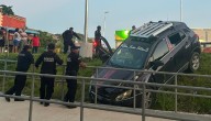Conductor ebrio termina en una hondonada