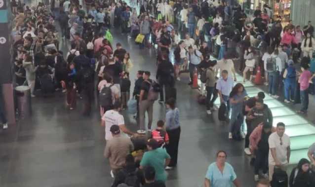 Caos en el AICM tras suspender operaciones por fuertes lluvias