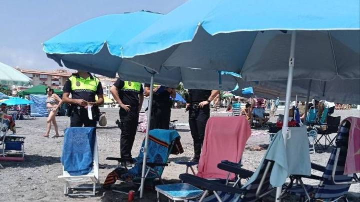 Multas de hasta 300 euros en Torrox a quienes “reservan” la primera línea de playa y desaparecen