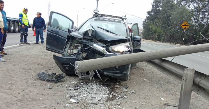 Vía Evitamiento: Poste cae sobre auto y ocasiona intenso tráfico con sentido al centro de Lima