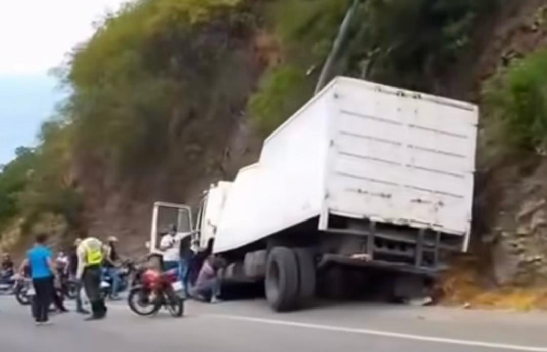 Camión impacta en la Caracas
