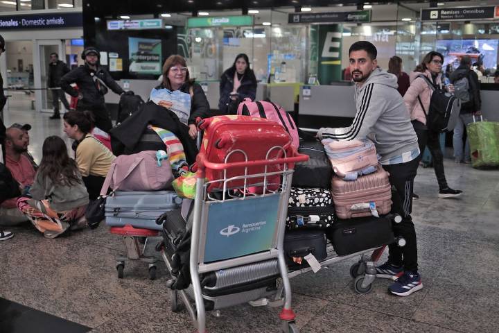 “Somos ocho, hay chicos”. El drama de una familia que estará varada en Buenos Aires 48 horas por el paro de controladores