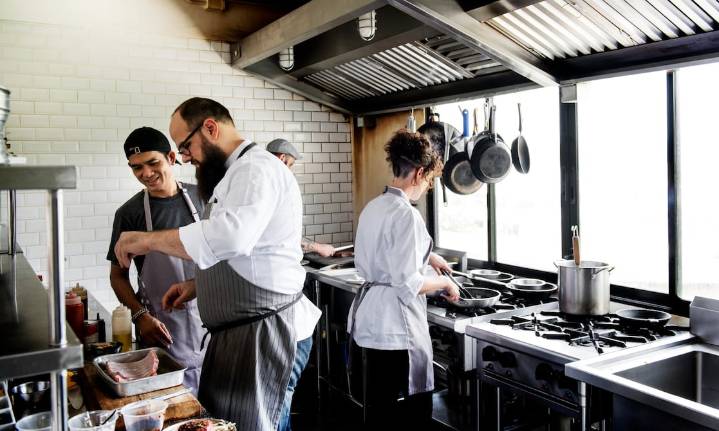 Presentan nuevo proyecto de ley sobre las propinas en Nueva York: Hasta los que lavan platos recibirían parte de este dinero