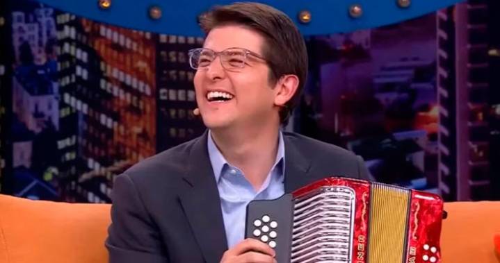 Un acordeón, fue el mejor regalo que recibió el senador Miguel Uribe