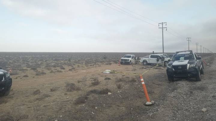 Encuentran un cadáver al costado de carretera