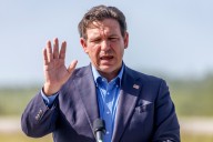 Florida anuncia el 'Depósito de deportación', un nuevo centro de detención de inmigrantes