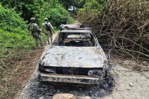 Hallan cuerpos calcinados dentro de auto en Guerrero