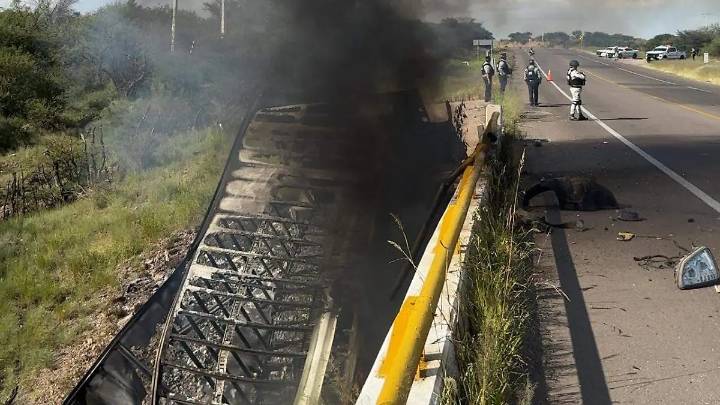 Arde tráiler sobre carretera vía corta; pérdidas totales