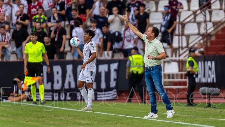 Alberto, entrenador del Albacete, se queja alto y claro: «Hemos cometido una cantidad indecente de errores»