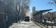 Continúa el corte en avenida Juan B. Justo por la fuga y los vecinos se quejan del olor a gas