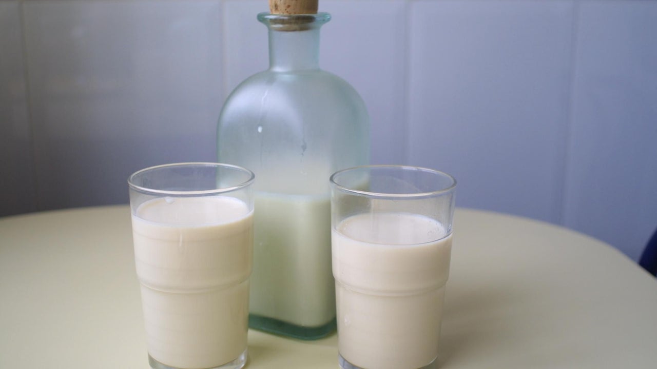 Pediatras alertan de los recientes diagnósticos por beber leche cruda: "Existe la falsa idea de que cuanto más natural es algo más sano es"