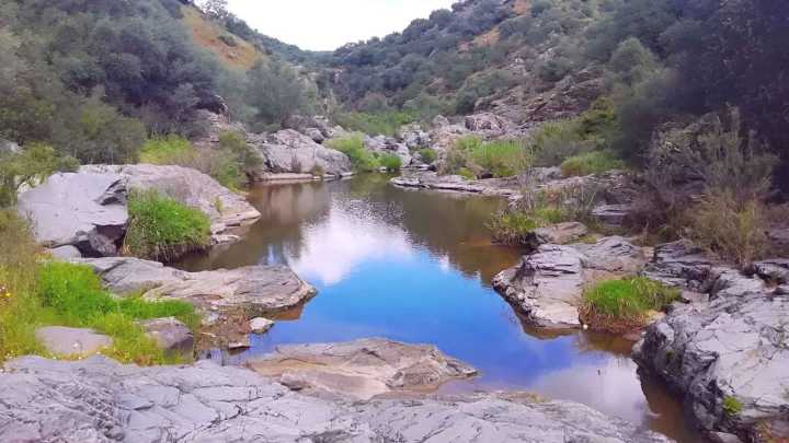 Un paraíso escondido a media hora de Sevilla con aguas cristalinas, saltos naturales y pozas para relajarse