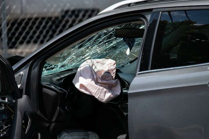 1 dead, 4 hospitalized after car roars onto sidewalk in NE Portland