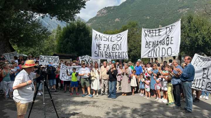 Vecinos del valle de Benasque salen a la calle contra las plantas de baterías