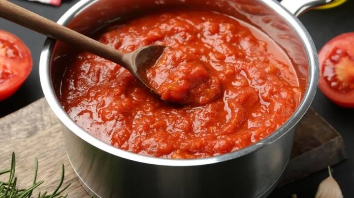 ANMAT recomienda no consumir una marca de salsa de tomate por contaminación con gusanos