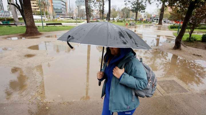 "Está la probabilidad de algunas gotitas": Este día podrían registrarse lloviznas en Santiago
