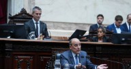 Gobierno de Milei ensaya defensa por presuntos retornos y asegura que son “una operación política”