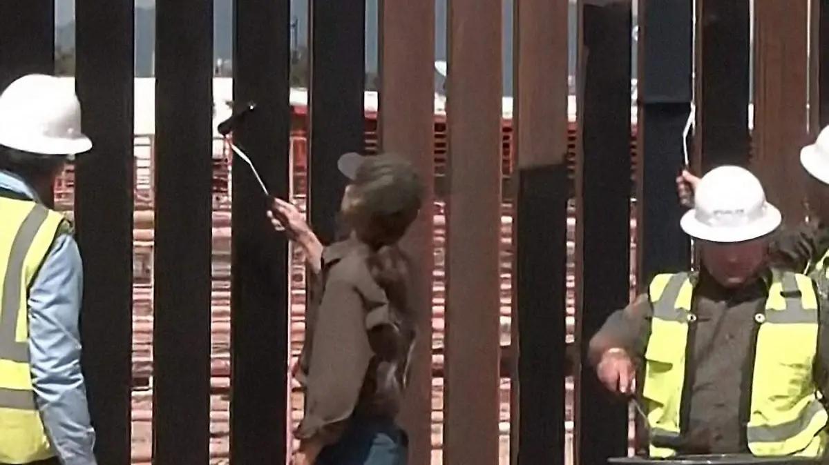Kristi Noem, secretaria de Seguridad Nacional de EU, anuncia pintado de muro fronterizo de negro