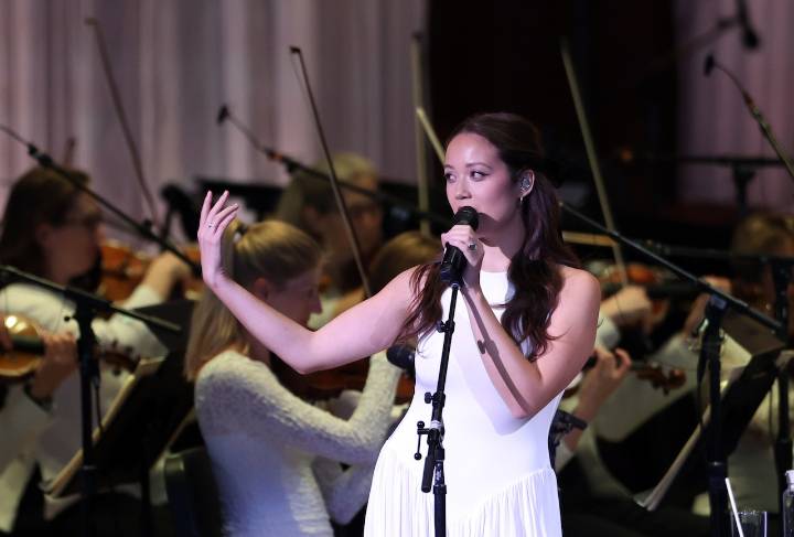 ‘A Night at the Symphony’ bathes Laufey, Cleveland Orchestra in light of superstardom at Blossom (photos)