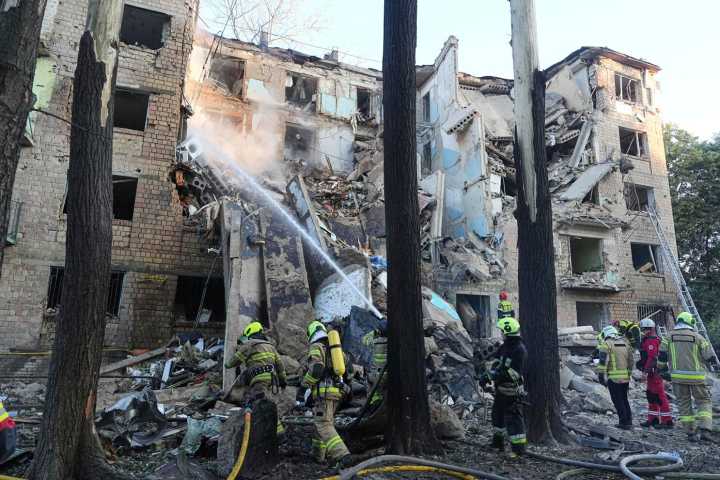 14 muertos, entre ellos tres menores de edad: Ucrania denuncia fatal ataque ruso en Kiev