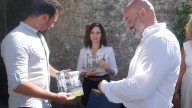 Isabel Díaz Ayuso se da un baño de masas en Ribadesella: "Me encanta Asturias, es una tierra única"