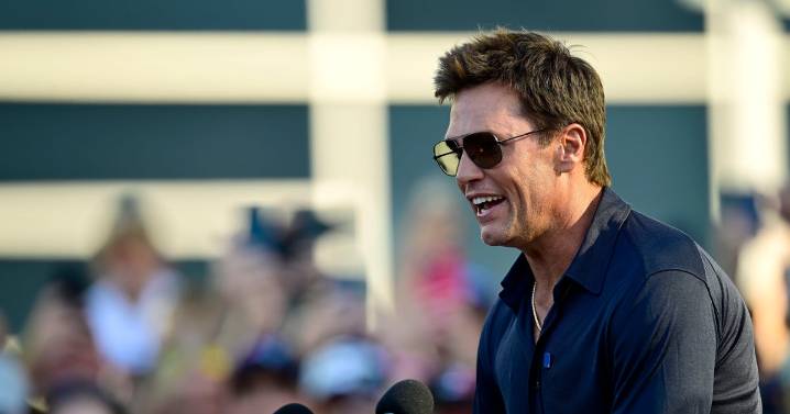 Tom Brady roasts Jets fans during his statue unveiling ceremony