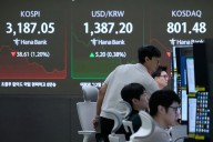 Mercados operan mixtos; el peso extiende caídas frente al dólar