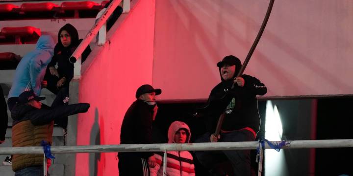 El gobierno bonaerense apuntó contra la Conmebol por los incidentes en la cancha de Independiente: “La Policía pidió suspender el partido en el primer tiempo”