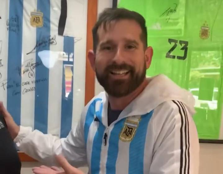 La Junta Electoral se lo prohíbe. Es influencer y lo conocen porque se parece a Messi: será candidato a concejal y quiere usar su apodo