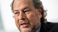 Marc Benioff, CEO de Salesforce, a contracorriente con la IA: "Cualquiera que use las iniciales AGI es extremadamente peligroso"