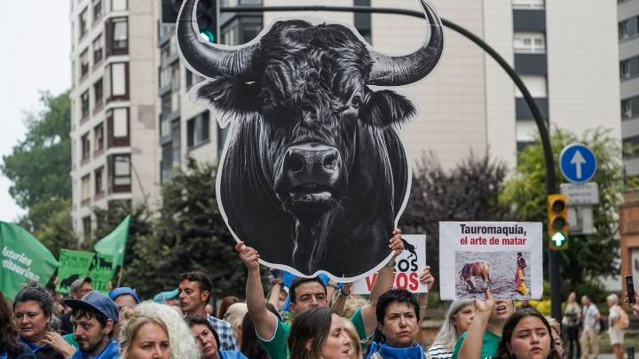 Cientos de personas participan en una manifestación antitaurina frente a El Bibio en Gijón