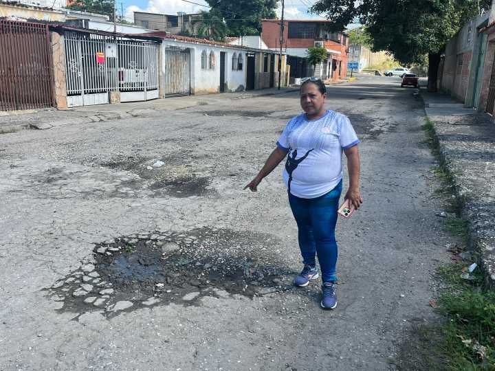 Vecinos del sector Mario Briceño Iragorry claman por asfaltado ante el peligro de las calles