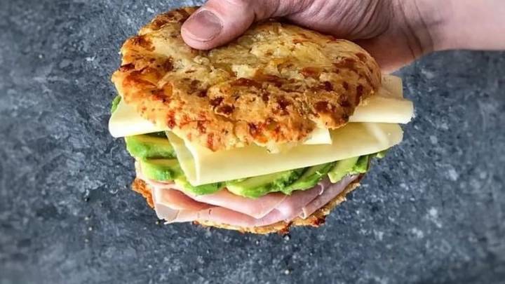 Cómo hornear un pan de chipá y hacer un Sanguchipa: la receta del sánguche con 7 ingredientes y en 12 minutos