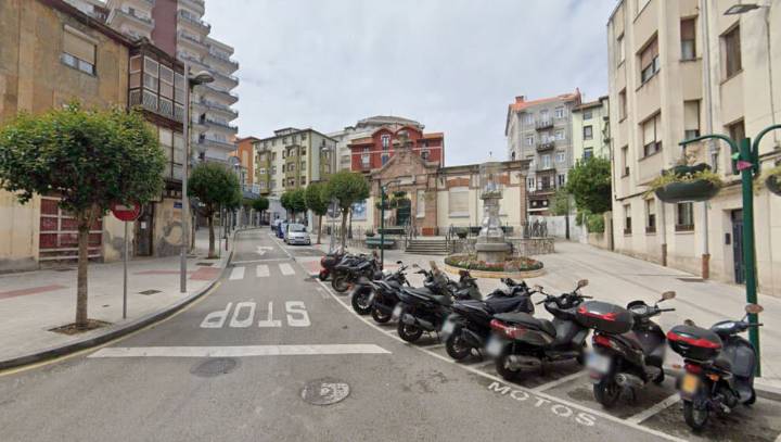 Una conductora resulta herida tras salirse de la vía y chocar contra la valla de una vivienda en Santander