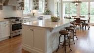 De la isla a la mesa de la abuela: la decoración que se impone en 2025 y transforma las cocinas modernas