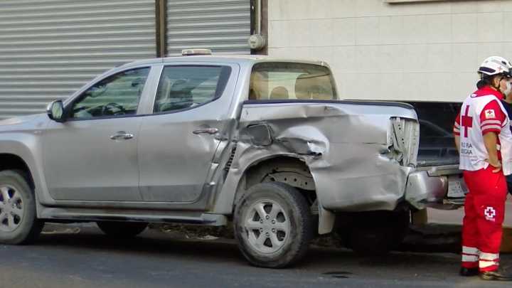 Choque entre Camión de Ruta 117 y una Camioneta Deja Tres Lesionados en el Centro de Monterrey