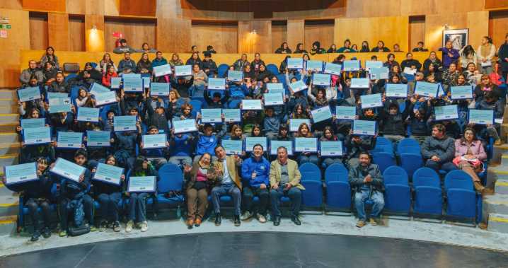 JUNAEB entrega 411 computadores a estudiantes de San Carlos: equivalen a $200 millones