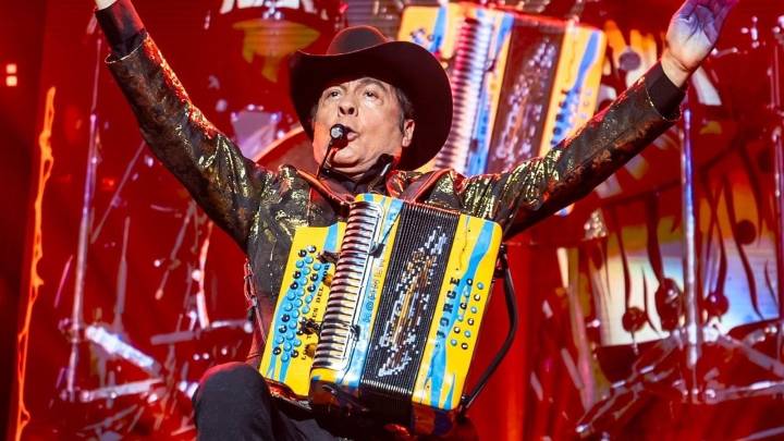 Vocalista de Los Tigres del Norte sufre caída en pleno concierto (Video)