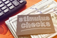 ¿Quiénes recibirán un cheque de estímulo de hasta $1,700 este 21 de agosto?