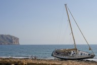 El Ayuntamiento de Xàbia retira el combustible del gran velero encallado ante el silencio del dueño