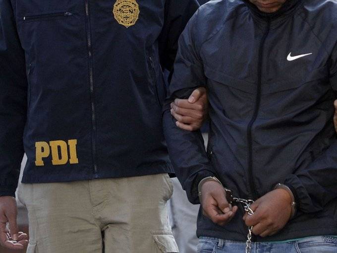 Detienen a menor de 16 años en liceo de Cañete por portar cuchillo, municiones y pasamontañas