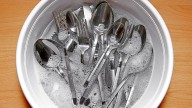 Hierve los cubiertos de plata con un poco de vinagre: ¿qué significa?