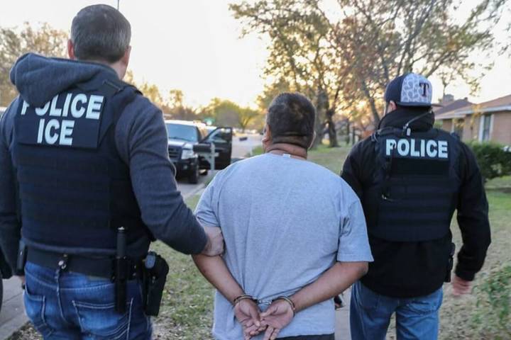 Cumplir con las deportaciones. La nueva estrategia del ICE en Los Ángeles para rastrear migrantes y cooperar con la policía