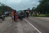 Por deficiencia de la CFE, habitantes de Divorciados bloquean la vía corta Bacalar a Mérida