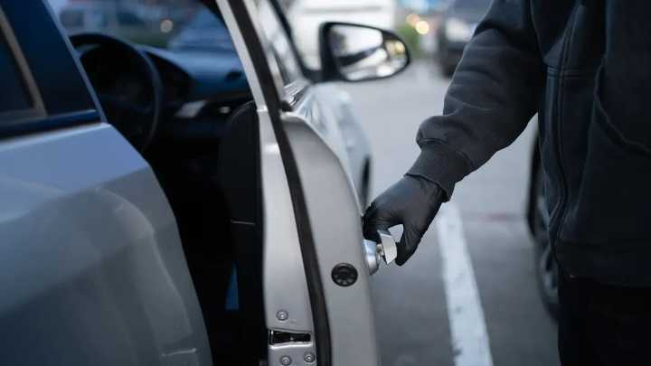 Seguros de autos: los conductores eligen las opciones más económicas