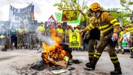 Medio millar de personas protestan ante las Cortes de Castilla y León por la gestión de Mañueco de los incendios