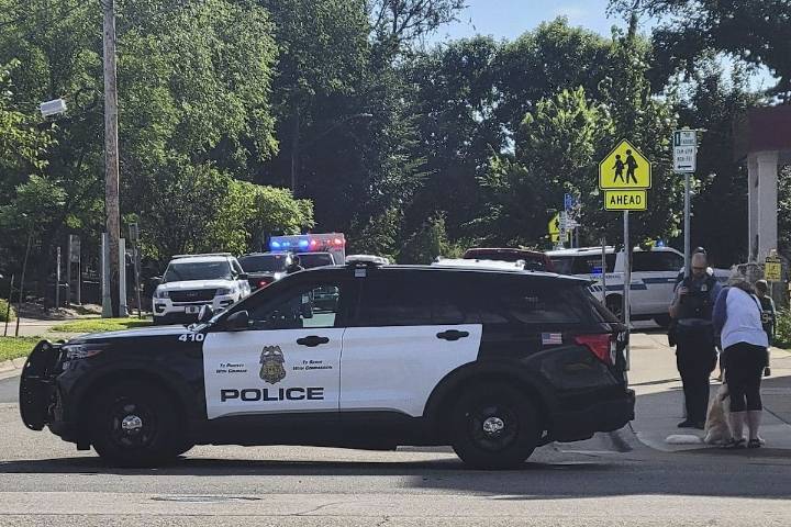 “Por un disparo autoinfligido“. Conmoción en Minneapolis por un tiroteo en una escuela católica: hay víctimas fatales, entre ellas el agresor