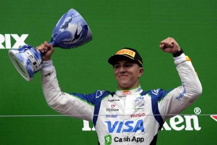 VIDEO: Isack Hadjar rompe el trofeo de su primer podio en la F1